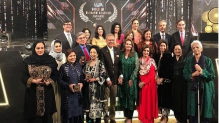 Narges Abyar Raih Penghargaan HUM Women Leaders di Pakistan