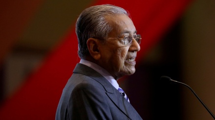マレーシア首相が、国王に辞任表明　（動画）