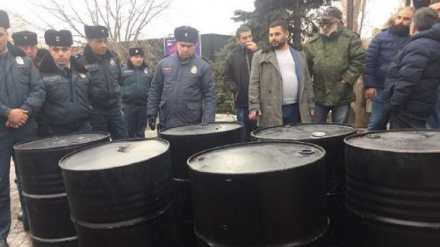 «Ադեկվադի» անդամները նավթի տակառներ են տարել Բաղրամյան 26, որպեսզի փոխանցեն Արմեն Սարգսյանին