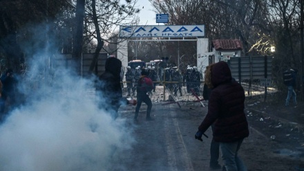Greek police fire tear gas on migrants at border with Turkey