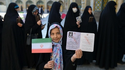 世界のメディアが報道　投票所に列をなすイランの人々