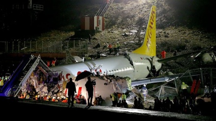トルコ旅客機が着陸失敗して大破、３人死亡１７９人負傷