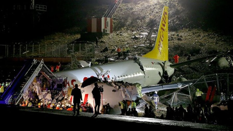 トルコ旅客機が着陸失敗して大破