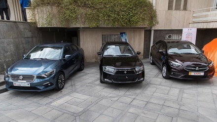 Presiden Iran Menjajal Mobil Buatan Dalam Negeri (2)