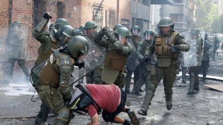 Policía chilena reprime a manifestantes contra Piñera
