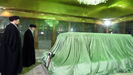 Hommage rendu au feu Fondateur de la Révolution islamique