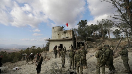 Ushtarët turq pas tërheqjes nda 4 fshatra në Hasake të Sirisë, i vënë zjarrin bazave të tyre