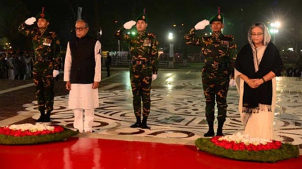 একুশের প্রথম প্রহরে ভাষা শহীদদের প্রতি প্রেসিডেন্ট-প্রধানমন্ত্রীর শ্রদ্ধা