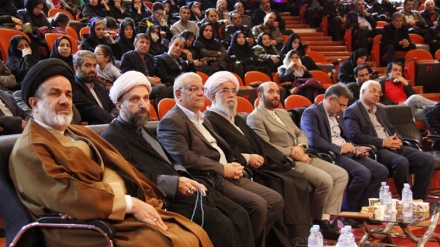 Manifestohet përvjetori i fitores së Revolucionit Islamik të Iranit 