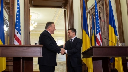 Di tengah-tengah Pamakzulan Trump, Pompeo Berkunjung ke Ukraina