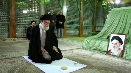 Rahbar Menziarahi Makam Pendiri Republik Islam Iran (2)