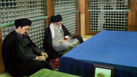 Rahbar Menziarahi Makam Pendiri Republik Islam Iran (1)