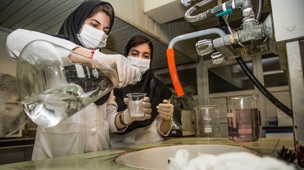 Mahasiswa Universitas Kedokteran Ahvaz Produksi Disinfektan (2)