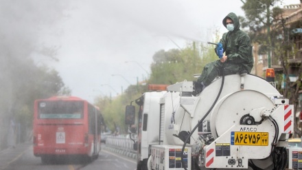 Video: Fuerzas voluntarias de Irán desinfectan lugares públicos en Teherán