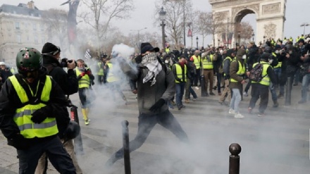 仏パリで、黄色いベスト運動の参加者が逮捕