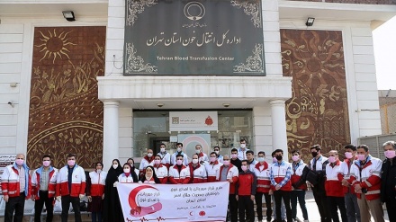 Anggota Bulan Sabit Merah Iran Donorkan Darah (1)