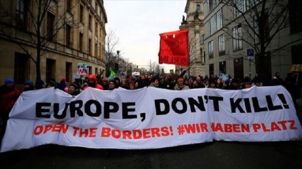 Alman göstericilerden Mültecilere Destek