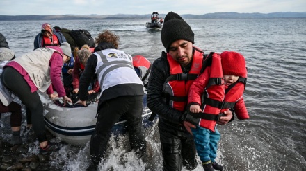 Greqia vendos veton kundër mbështetjes së NATO-s, Turqia hap kufijtë për emigrantët