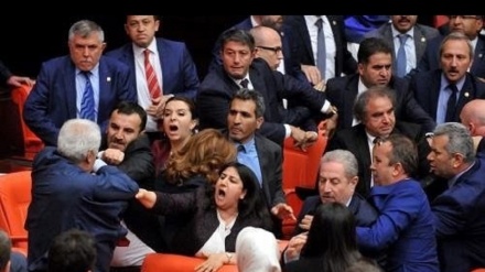 Video: Violenta pelea en Parlamento turco