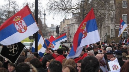 Protestuesit marshojnë kundër NATO-s në Beograd