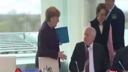 Германия ички ишлар вазири коронавирус сабабли Ангела Меркель билан саломлашмади (видео) 