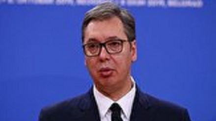 (VIDEO) Il presidente serbo ha tossito ripetutamente durante una conferenza stampa sul coronavirus