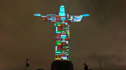 Cristo Redentor se ilumina con mensajes solidarios por COVID-19
