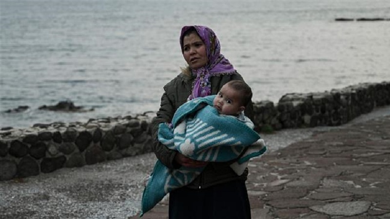 Greek police clash with refugees at Turkish border