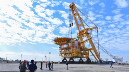 Giant offshore rig installed at oilfield south of Iran