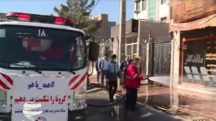 Jalan dan Tempat Umum di Iran Disemprot Disinfektan