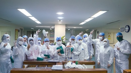 Pelayan Kompleks Makam Imam Ridha as Besuk Pasien Corona (2)