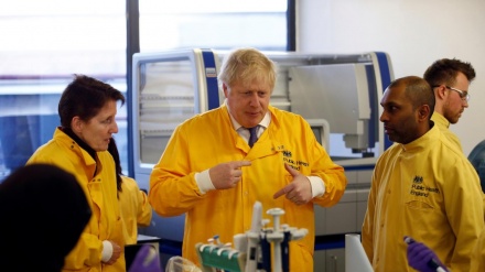 ראש ממשלת בריטניה: להפסיק מגע לא חיוני