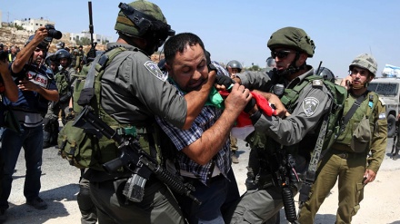 Militares sionistas detienen a 10 palestinos 