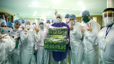 Pelayan Kompleks Makam Imam Ridha as Besuk Pasien Corona (1)