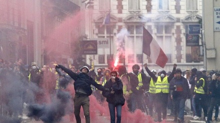 フランスでコロナが暗い影を落とす中、黄色いベスト運動が継続