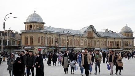 Corona Menyebar, Warga Hamedan Tetap Keluar Rumah (1)