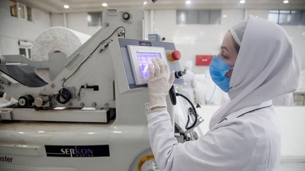 Pabrik di Iran ini Produksi Masker dan Baju Operasi 24 Jam (2)