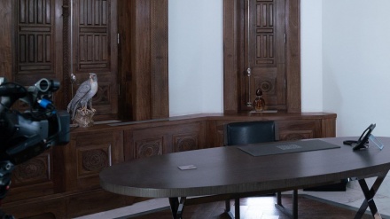 Dekori i zyrës së Bashar Asad bëhet temë polemikash në disa media