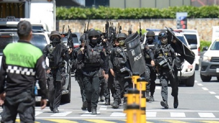 フィリピンの商業施設で男が人質を取って立てこもり（動画）