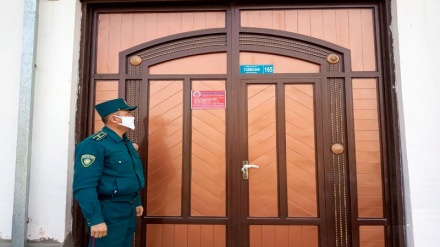 Андижонда карантиндаги уйлар дарвозасига махсус белги ёпиштириб чиқилди (фотожамланма)
