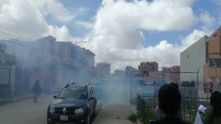 Policía boliviana reprime a manifestantes que piden justicia