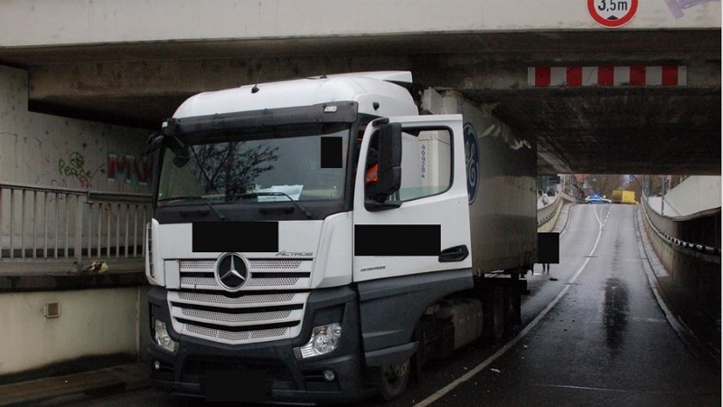 کامیون حامل ماسک در آلمان به سرقت رفت