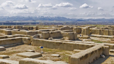 La colline Hassanloo à une courte distance au sud du lac Ourmia