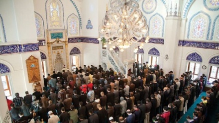 新型コロナウイルスの大流行により、日本ではイスラム教徒とキリスト教徒による集団礼拝が中止