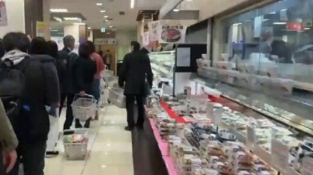 新型ウイルス対策で外出制限を恐れた日本の人々　商店で列を作る （動画）