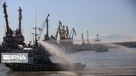 طنین انداز شدن بوق کشتی‌ها در آب‌های خلیج فارس به پاس قدردانی از تلاش مدافعان سلامت