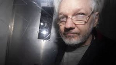 Assange, rinviata udienza per l'estradizione