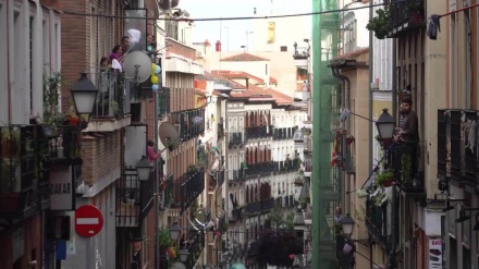Video+Fotos: Madrileños se saludan desde balcones durante confinamiento por coronavirus 