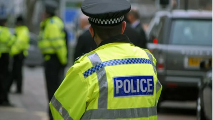 Londra, tossisce sui poliziotti e minaccia di contagiarli