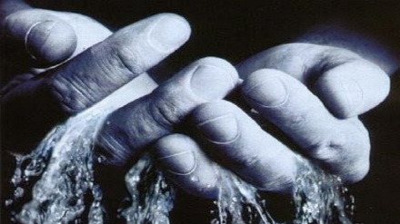 El Agua se nos escurre entre los dedos